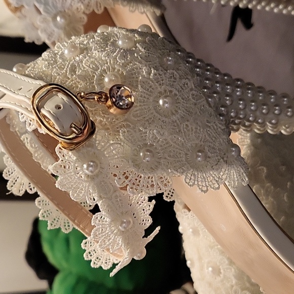 4 inch stelleto's covered in pearls. - Picture 2 of 4